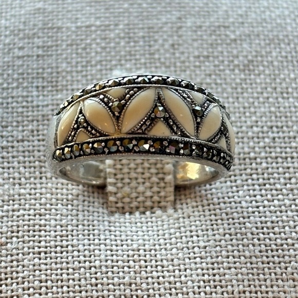 Vintage Sterling Silver 925 Marcasite & Enamel Dome Ring - Picture 4 of 9